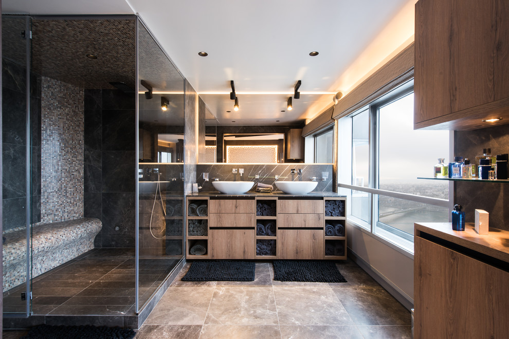 Réalisation d'une salle de bain principale design en bois brun de taille moyenne avec un placard à porte affleurante, un carrelage gris, des carreaux de céramique, un mur gris, un sol en marbre, un lavabo posé, un plan de toilette en quartz, un sol marron et un plan de toilette noir.
