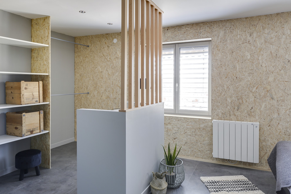 Foto på ett mellanstort funkis beige en-suite badrum, med öppna hyllor, skåp i ljust trä, en kantlös dusch, brun kakel, stickkakel, beige väggar, cementgolv, ett avlångt handfat, träbänkskiva, grått golv och med dusch som är öppen