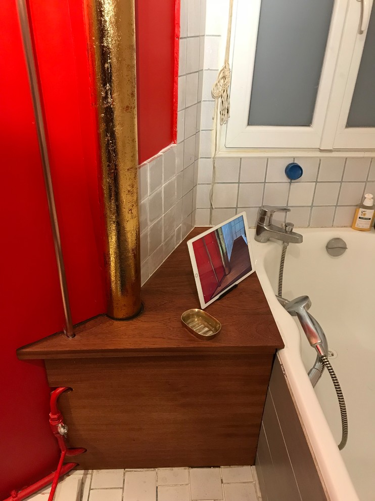 Foto de cuarto de baño bohemio pequeño con aseo y ducha y encimera de madera
