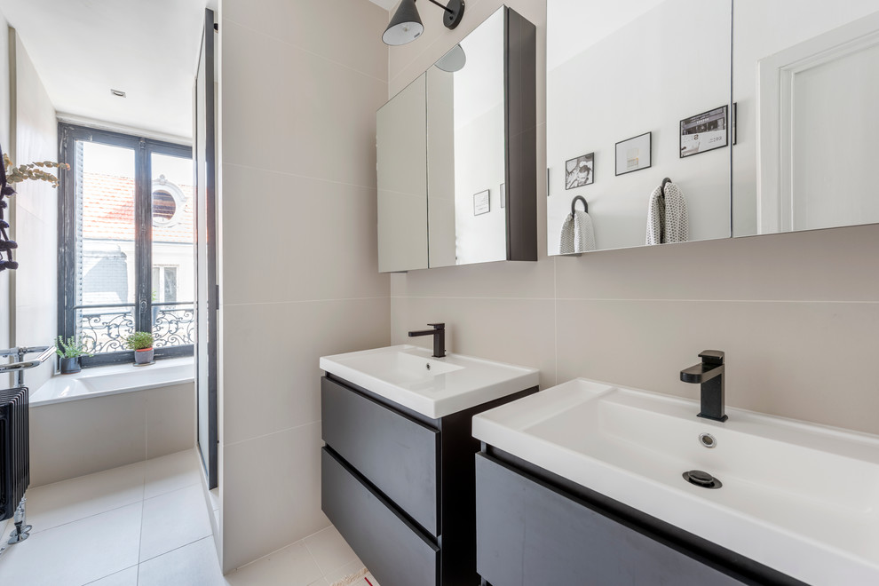 Bathroom - eclectic bathroom idea in Lyon