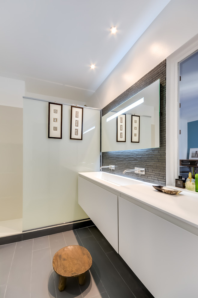 Idéer för ett mellanstort modernt badrum med dusch, med en dusch i en alkov, grå kakel, stenkakel, vita väggar och ett integrerad handfat