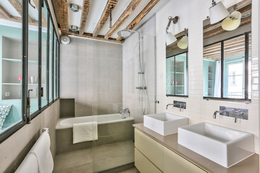 Exemple d'une salle de bain principale scandinave de taille moyenne avec un placard à porte plane, des portes de placard jaunes, une baignoire en alcôve, un espace douche bain, un carrelage gris, une vasque, un sol gris, aucune cabine et un plan de toilette beige.
