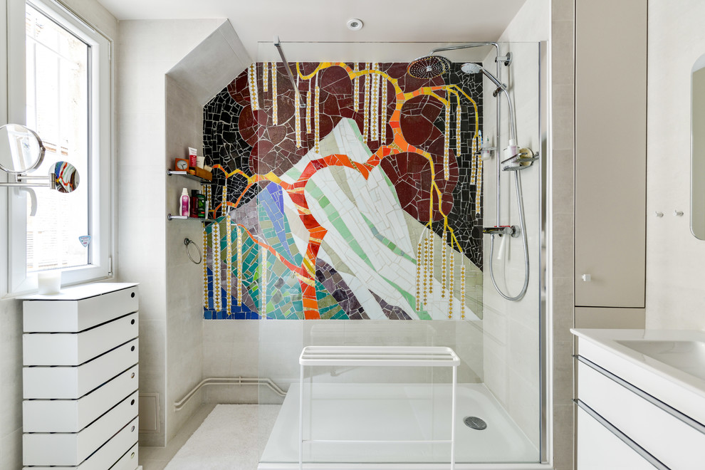 Immagine di una stanza da bagno contemporanea con ante lisce, ante bianche, doccia aperta, pareti beige, lavabo integrato, pavimento beige, doccia aperta e top bianco