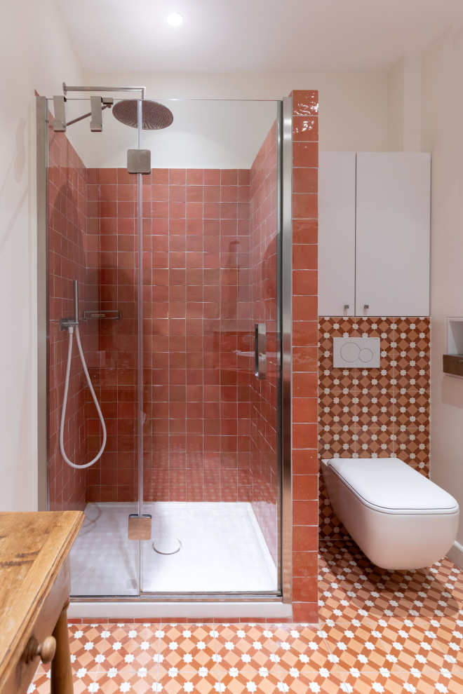 This is an example of a medium sized classic ensuite bathroom in Paris with beaded cabinets, white cabinets, pink tiles, terracotta tiles, white walls, cement flooring, a console sink, tiled worktops, pink floors and pink worktops.
