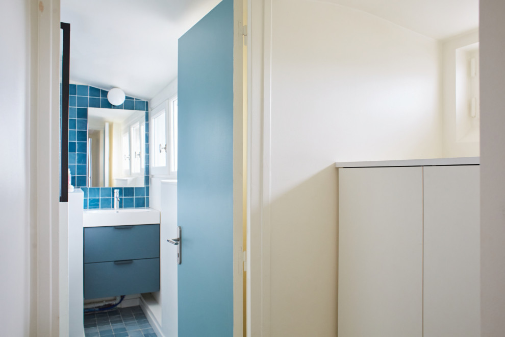 Источник вдохновения для домашнего уюта: маленькая главная ванная комната в современном стиле с синими фасадами, угловым душем, инсталляцией, синей плиткой, цементной плиткой, синими стенами, полом из цементной плитки, консольной раковиной, зеленым полом, душем с распашными дверями, белой столешницей, тумбой под одну раковину и встроенной тумбой для на участке и в саду