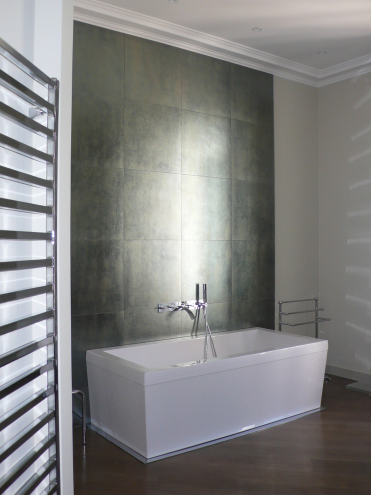 Idee per una stanza da bagno padronale minimalista di medie dimensioni con piastrelle grigie, pareti bianche, parquet scuro e vasca freestanding