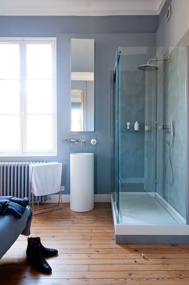 Imagen de cuarto de baño principal contemporáneo grande con ducha a ras de suelo, paredes grises, suelo de madera clara, lavabo suspendido, suelo marrón y ducha con puerta corredera