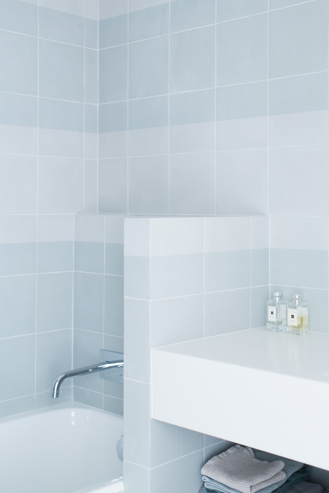 Inspiration för ett litet minimalistiskt badrum med dusch, med öppna hyllor, en vägghängd toalettstol, grön kakel, betonggolv, ett väggmonterat handfat och grått golv