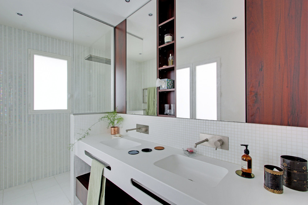 パリにあるお手頃価格の中くらいなコンテンポラリースタイルのおしゃれな浴室 (グレーのタイル、白いタイル、白い壁、一体型シンク、赤いキャビネット、バリアフリー、モザイクタイル、セラミックタイルの床、オープンシャワー) の写真