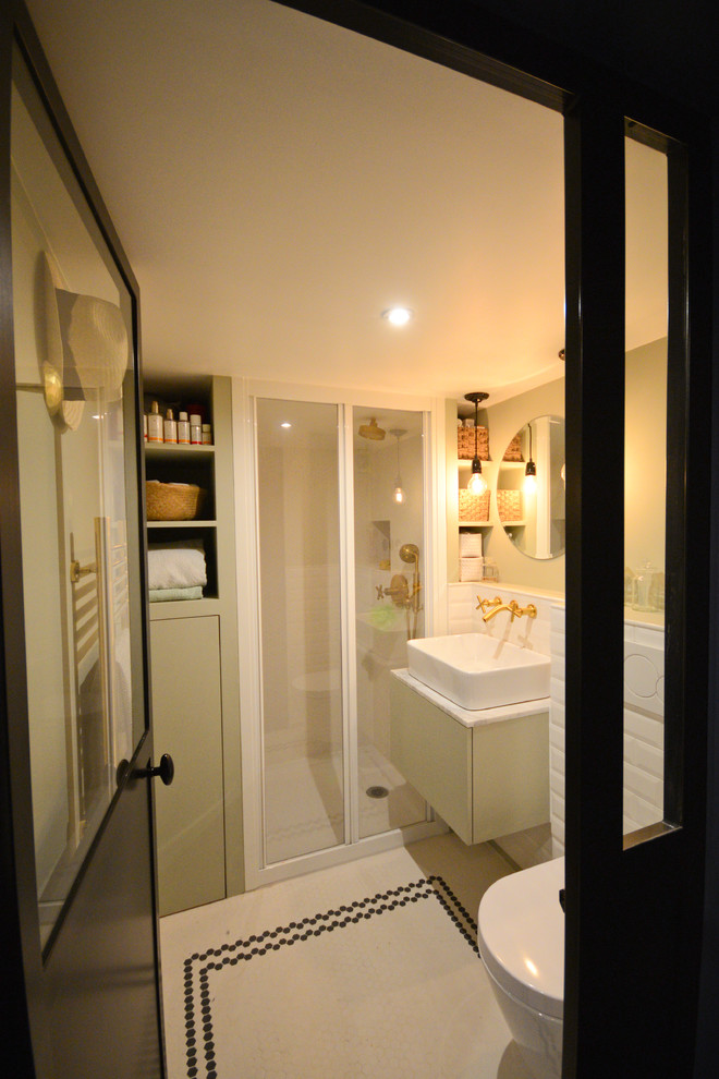 Источник вдохновения для домашнего уюта: маленькая ванная комната в стиле лофт с инсталляцией, полом из мозаичной плитки, накладной раковиной, зелеными фасадами, душем в нише, белой плиткой, плиткой кабанчик, зелеными стенами, душевой кабиной, мраморной столешницей, белым полом и душем с раздвижными дверями для на участке и в саду