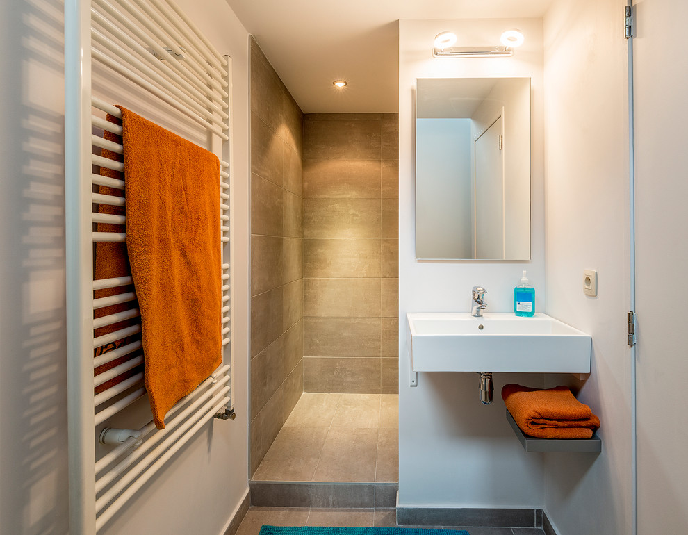 Immagine di una stanza da bagno padronale design di medie dimensioni con doccia alcova, piastrelle grigie, piastrelle in ceramica, pareti bianche, pavimento con piastrelle in ceramica, top piastrellato e lavabo sospeso