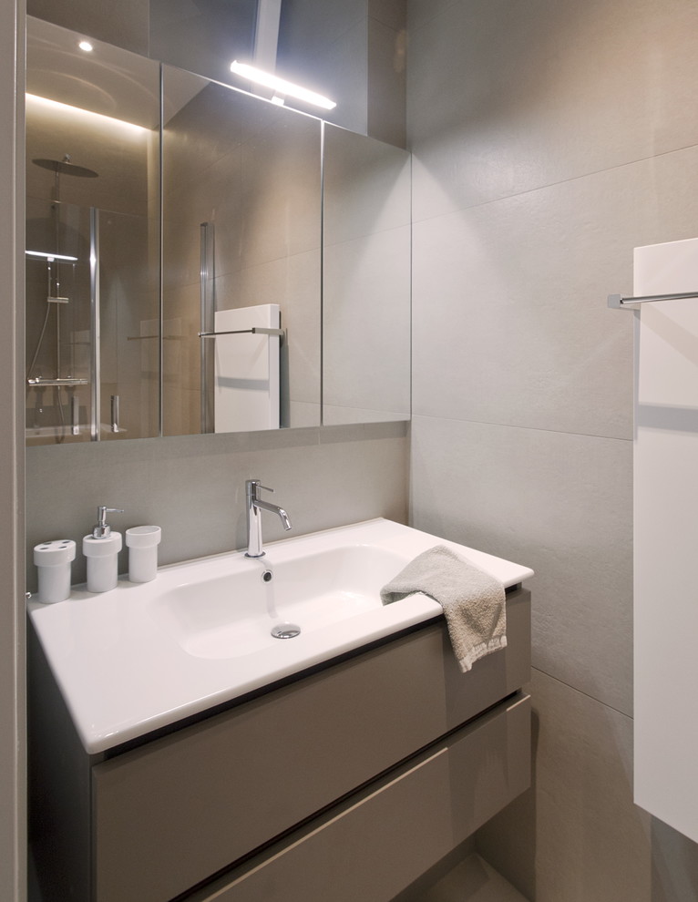 Mittelgroßes Modernes Badezimmer En Suite mit grauen Schränken, bodengleicher Dusche, Wandtoilette mit Spülkasten, beigen Fliesen, weißer Wandfarbe und Unterbauwaschbecken in Paris