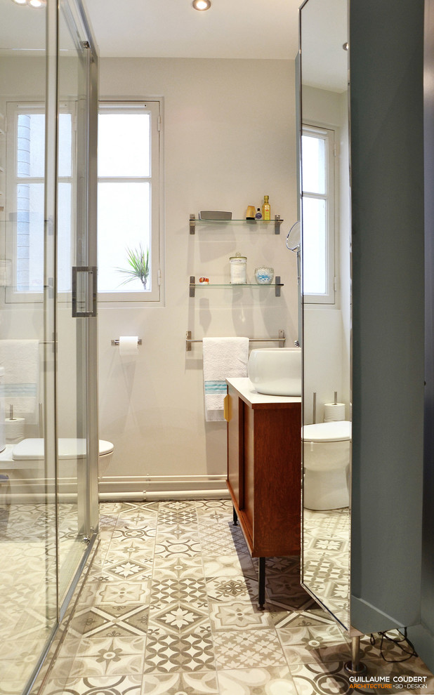 Modelo de cuarto de baño principal nórdico pequeño con ducha esquinera, baldosas y/o azulejos de cemento y paredes blancas