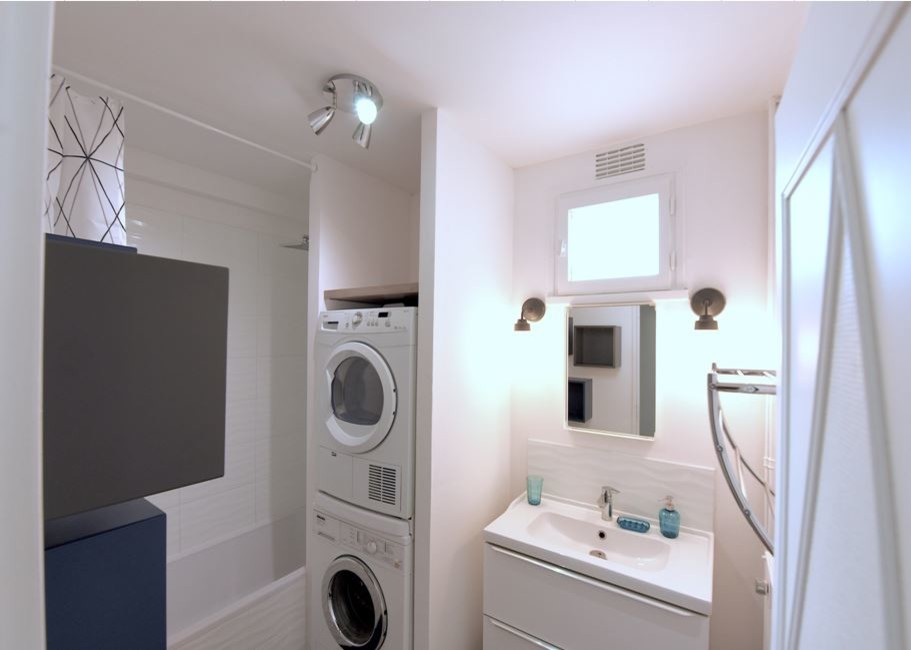 Idee per una piccola stanza da bagno padronale minimal con ante lisce, ante bianche, vasca sottopiano, piastrelle bianche e lavabo integrato