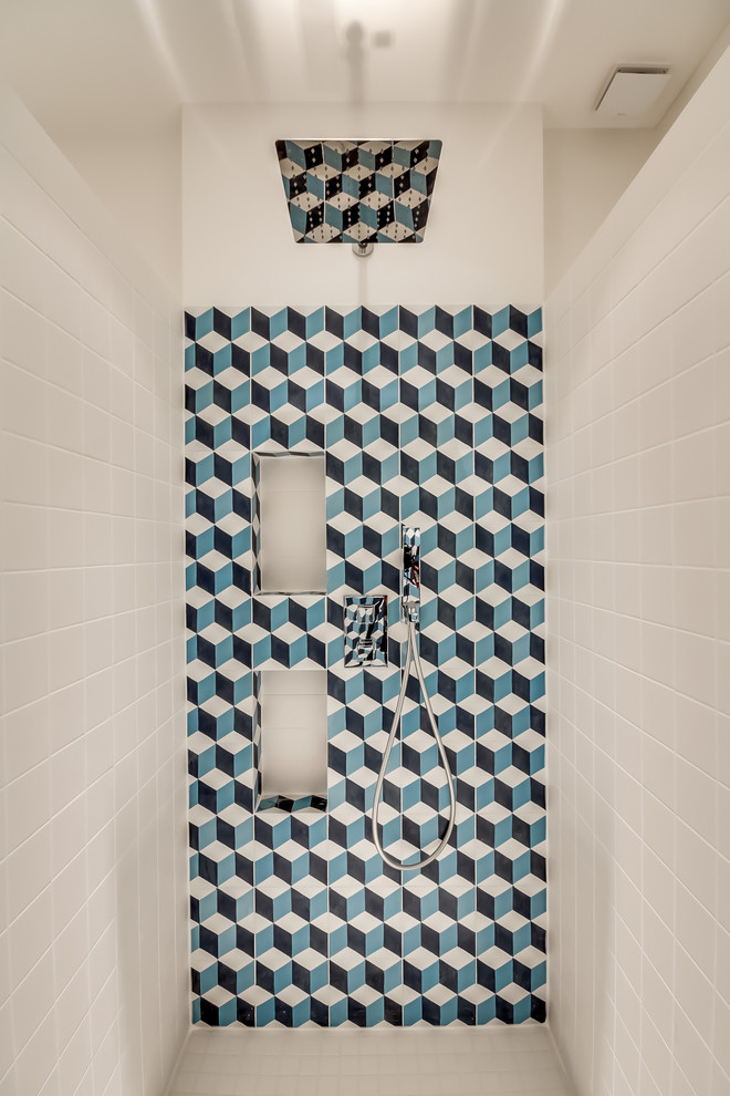 Стильный дизайн: маленькая ванная комната в современном стиле с душем в нише, синей плиткой, керамической плиткой, белыми стенами и душевой кабиной для на участке и в саду - последний тренд