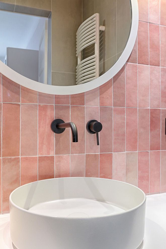 Inspiration for a scandinavian bathroom remodel in Paris