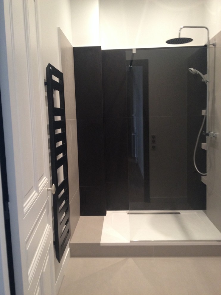 Idéer för mellanstora funkis vitt badrum med dusch, med ett hörnbadkar, en dubbeldusch, vit kakel, glaskakel och bänkskiva i kalksten