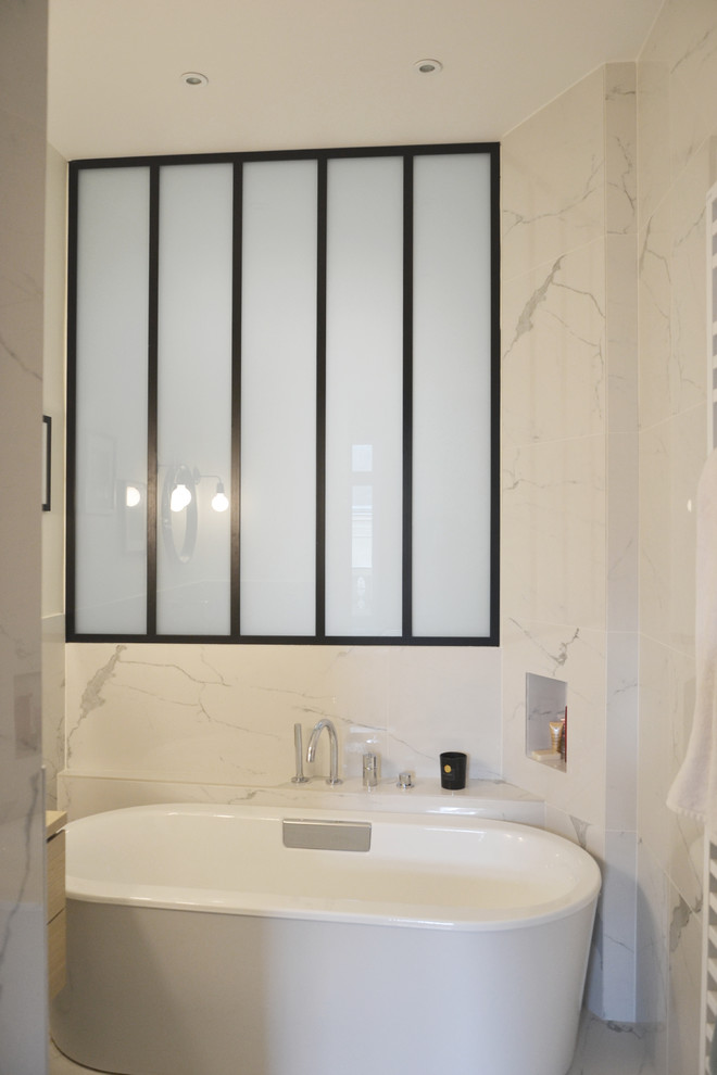 Exemple d'une douche en alcôve principale tendance de taille moyenne avec une baignoire posée, un carrelage blanc, des carreaux de céramique, un mur blanc, un sol en carrelage de céramique, un sol blanc et un plan de toilette en bois.