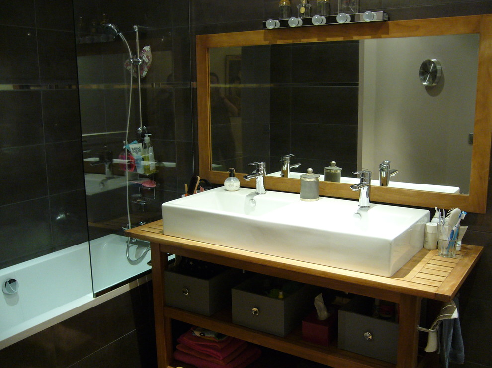 Foto på ett stort eklektiskt badrum för barn, med grå kakel, kakel i metall, grå väggar, klinkergolv i keramik, träbänkskiva, öppna hyllor, ett undermonterat badkar, en dusch/badkar-kombination, ett avlångt handfat och med dusch som är öppen