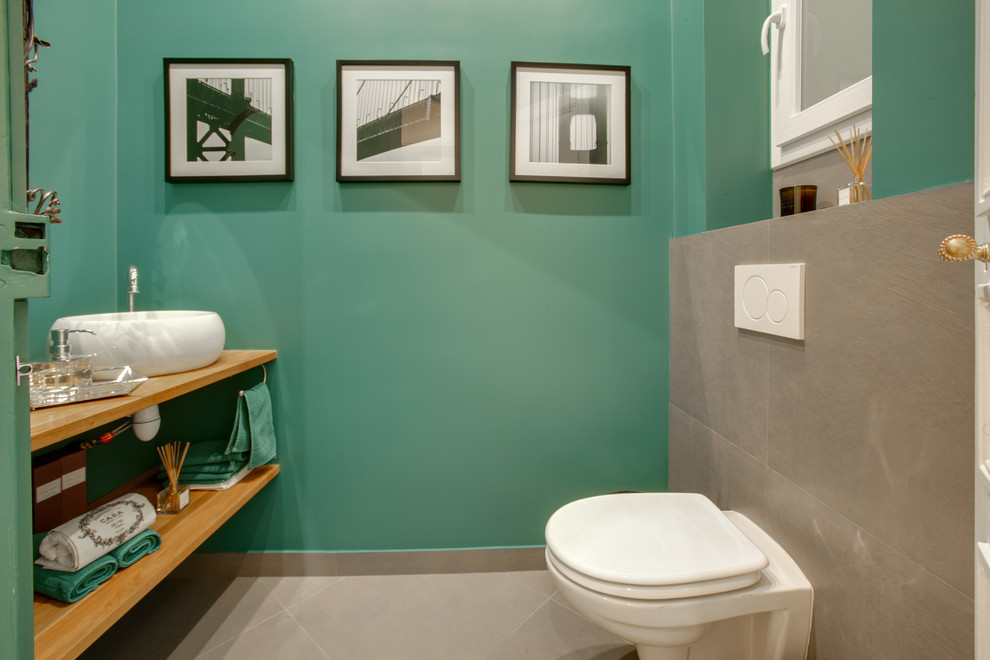 Idee per una grande stanza da bagno padronale contemporanea con WC sospeso, piastrelle grigie, piastrelle di cemento, pareti verdi, pavimento in cementine, lavabo da incasso, top in legno e pavimento grigio