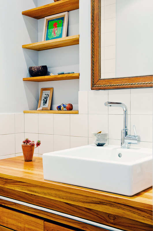 This is an example of a medium sized scandi ensuite bathroom in Paris with dark wood cabinets, a built-in shower, beige tiles, blue walls, ceramic flooring, a console sink, wooden worktops, blue floors, an open shower and brown worktops.