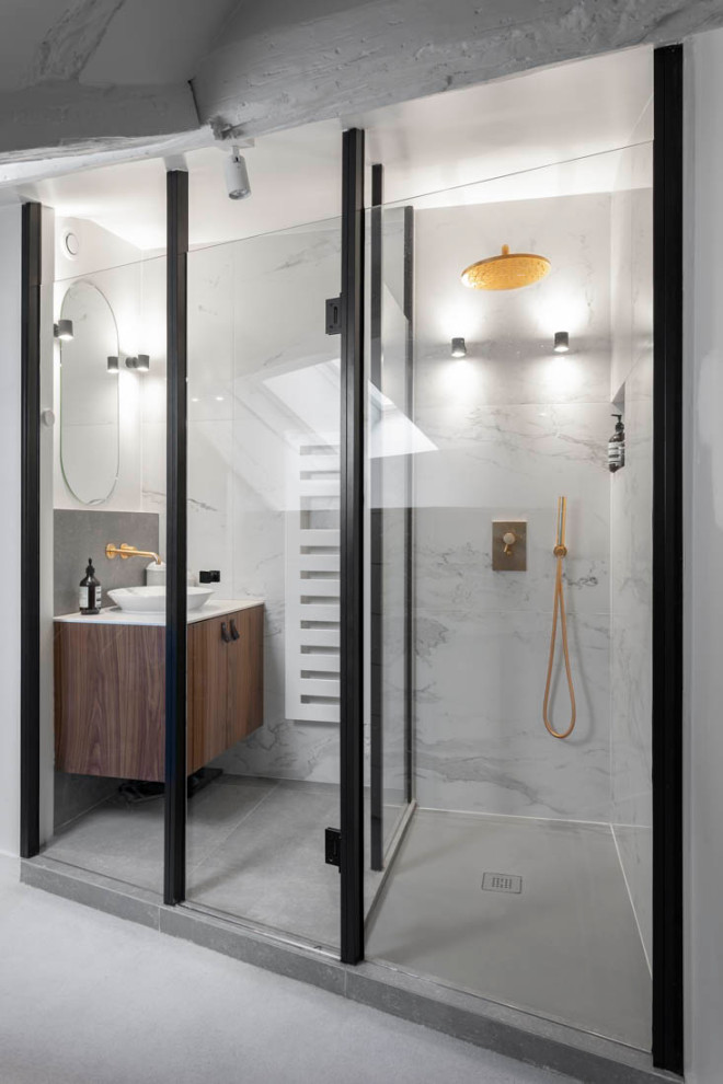 Foto di una piccola stanza da bagno con doccia minimal con ante lisce, ante in legno scuro, piastrelle bianche, pareti bianche, lavabo a bacinella, pavimento grigio e top bianco