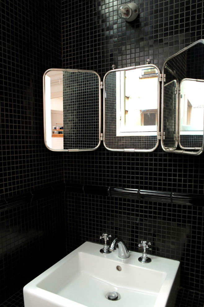 Источник вдохновения для домашнего уюта: главная ванная комната в стиле неоклассика (современная классика) с черной плиткой, удлиненной плиткой, черными стенами, раковиной с несколькими смесителями и столешницей из известняка