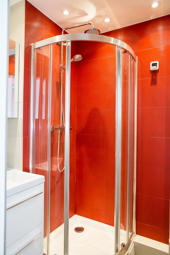 Inspiration för små moderna badrum med dusch, med en hörndusch, en vägghängd toalettstol, röd kakel och ett väggmonterat handfat