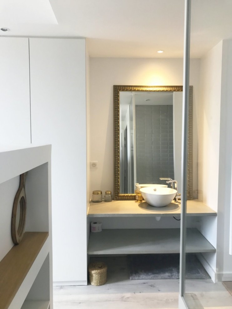 Inspiration pour une petite salle d'eau nordique avec une douche ouverte, un carrelage gris, des carreaux de céramique, sol en stratifié, un lavabo posé, un plan de toilette en béton et un sol blanc.