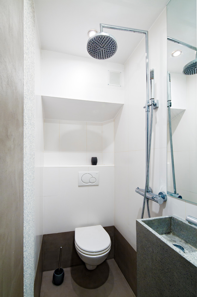 Réalisation d'une petite salle de bain principale minimaliste avec une douche à l'italienne, WC suspendus, des carreaux de céramique, un mur multicolore, sol en béton ciré, un lavabo posé, un plan de toilette en béton, un sol gris, aucune cabine et un plan de toilette gris.