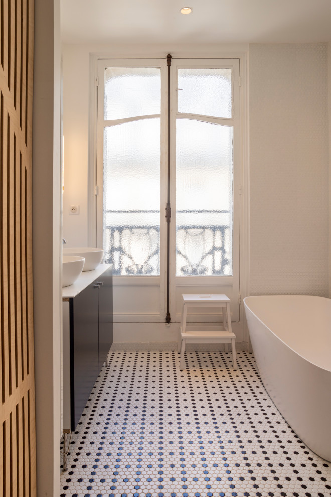 This is an example of a scandinavian bathroom in Paris.