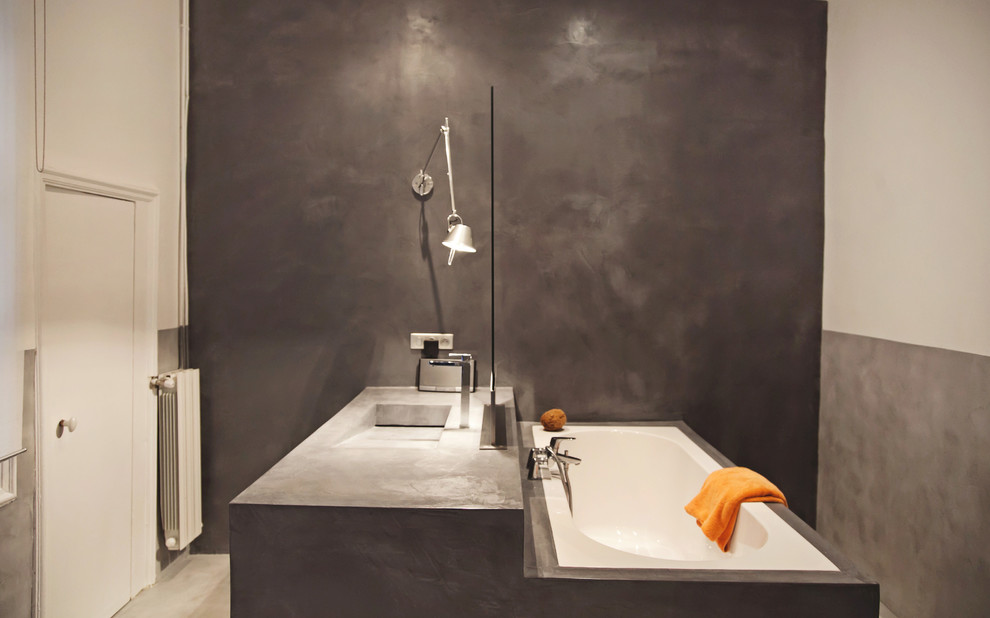 Bathroom - contemporary bathroom idea in Montpellier
