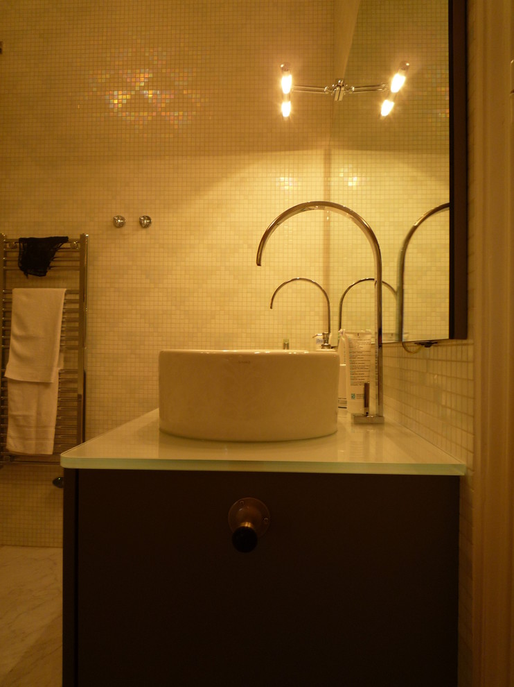 Foto di un'ampia stanza da bagno padronale design con ante grigie, top in vetro, top bianco, due lavabi e mobile bagno incassato