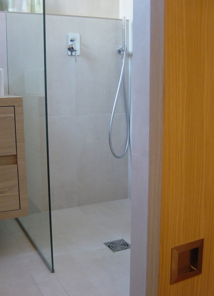 Idées déco pour une petite salle d'eau contemporaine avec une douche à l'italienne, un carrelage beige, des carreaux de céramique, un mur blanc, un sol en carrelage de céramique, un lavabo posé, un plan de toilette en bois et un sol beige.