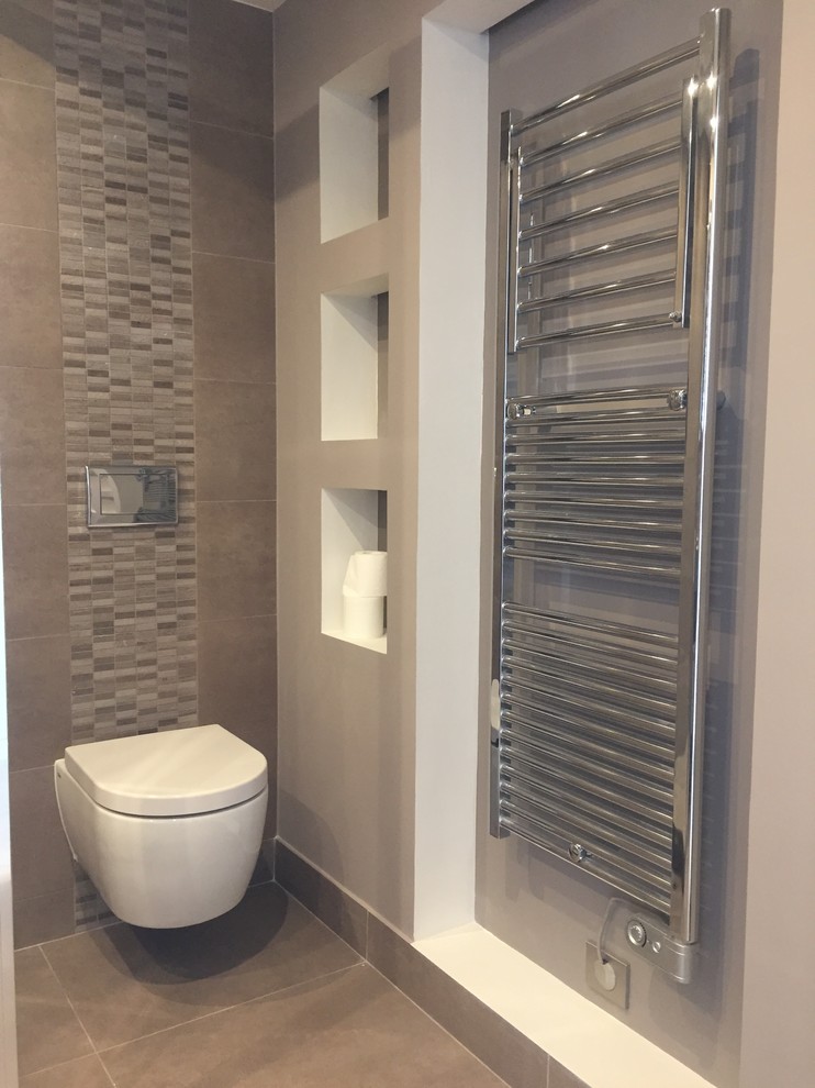 Diseño de cuarto de baño grande con sanitario de pared, suelo de baldosas de terracota y suelo beige