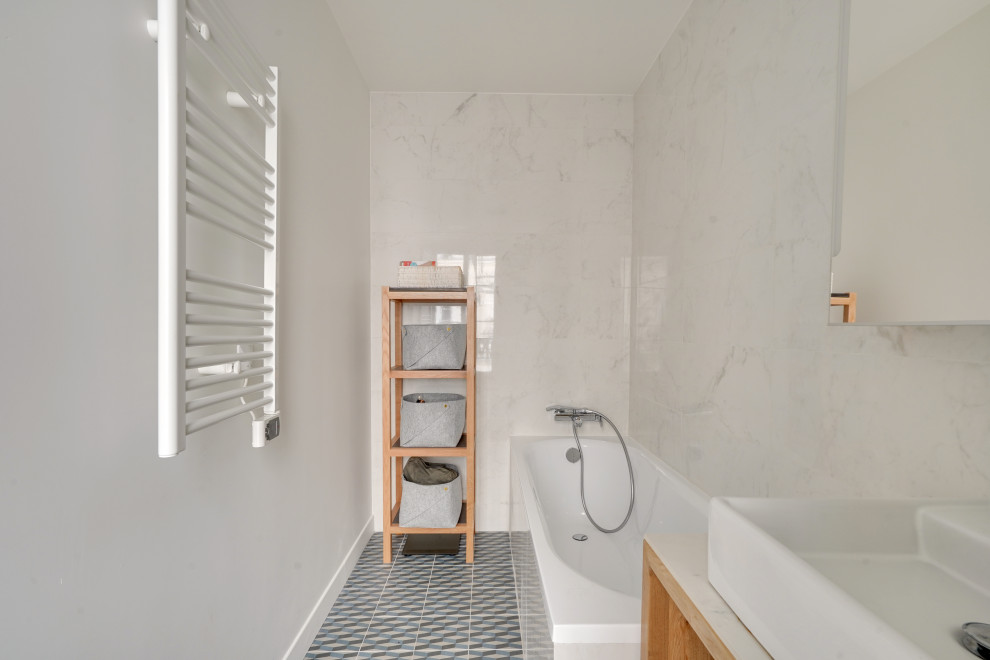 Exemple d'une salle de bain principale tendance en bois clair de taille moyenne avec un plan de toilette en marbre, un placard sans porte, un carrelage blanc, un plan de toilette blanc, meuble simple vasque et meuble-lavabo sur pied.