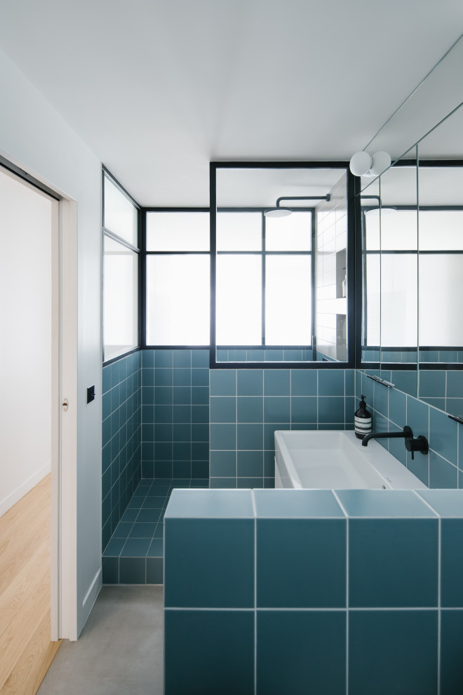 Стильный дизайн: маленькая ванная комната с фасадами с декоративным кантом, открытым душем, инсталляцией, синей плиткой, душевой кабиной и серым полом для на участке и в саду - последний тренд