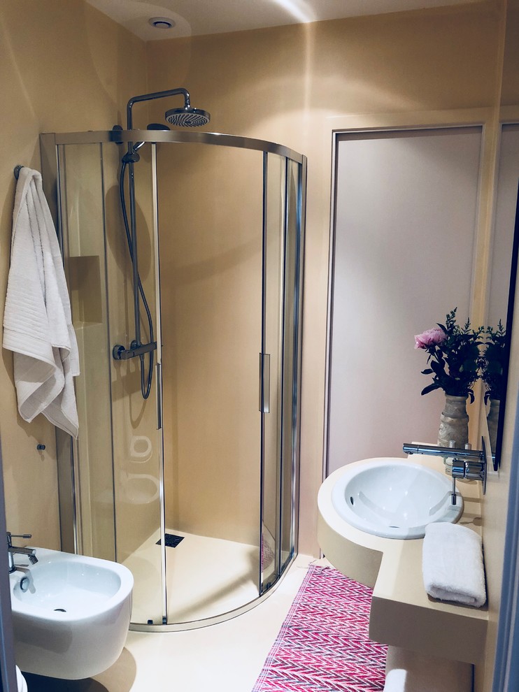 Klassisk inredning av ett litet vit vitt badrum för barn, med en dusch i en alkov, en vägghängd toalettstol, vit kakel, gula väggar, betonggolv, ett undermonterad handfat, bänkskiva i betong, gult golv och dusch med skjutdörr