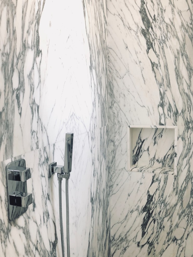 Foto di una piccola stanza da bagno padronale tradizionale con doccia alcova, WC sospeso, piastrelle bianche, piastrelle di marmo, pareti bianche, pavimento in marmo, lavabo integrato, top in marmo, pavimento bianco, doccia aperta e top bianco