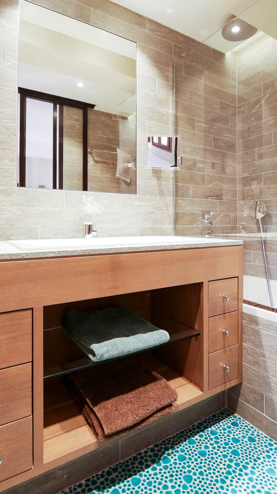 Immagine di una stanza da bagno rustica con doccia alcova, pareti beige, pavimento con piastrelle di ciottoli, lavabo sottopiano e pavimento blu
