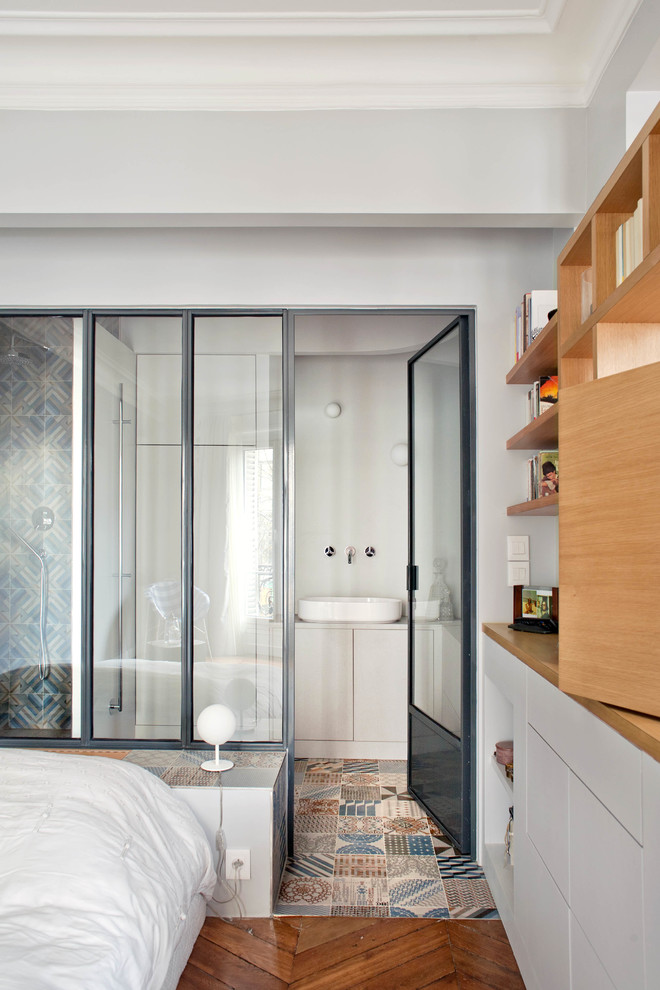 Пример оригинального дизайна: главная ванная комната в современном стиле с настольной раковиной, плоскими фасадами, серыми фасадами, разноцветной плиткой, серыми стенами, полом из керамической плитки и тумбой под одну раковину