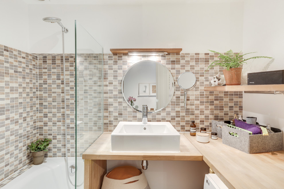 Idee per una piccola stanza da bagno con doccia minimalista con vasca sottopiano, vasca/doccia, piastrelle beige, piastrelle a mosaico, lavabo a bacinella e top in legno