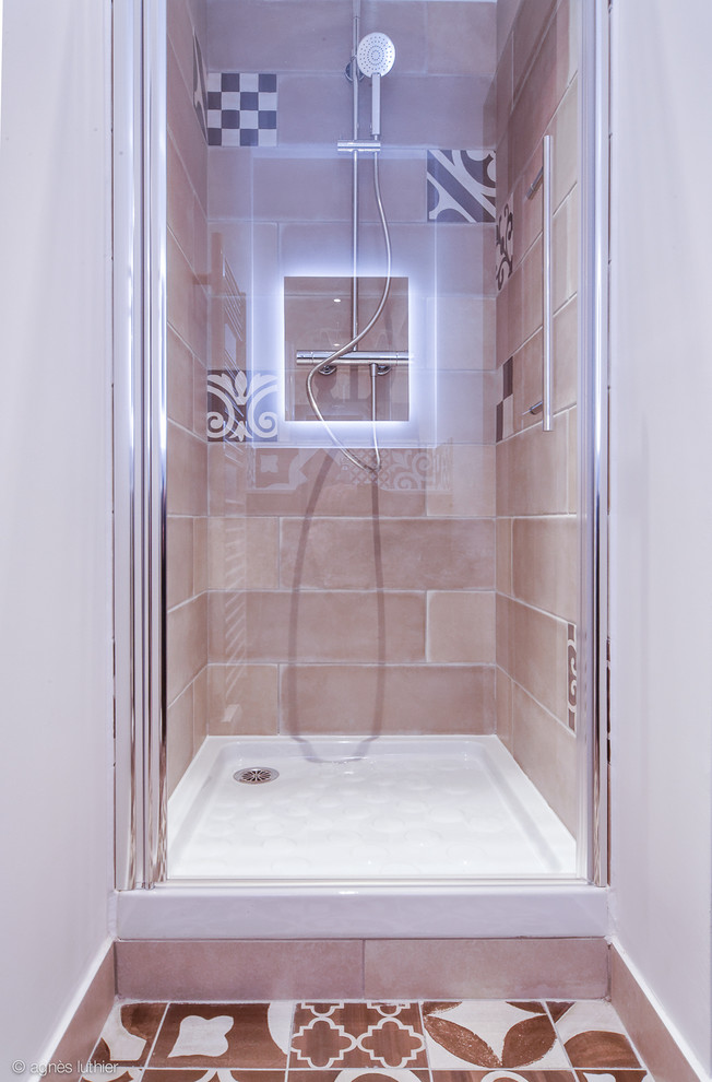 Foto på ett litet eklektiskt badrum med dusch, med luckor med profilerade fronter, bruna skåp, brun kakel, cementkakel, vita väggar, cementgolv, ett undermonterad handfat, bänkskiva i akrylsten, brunt golv och dusch med gångjärnsdörr
