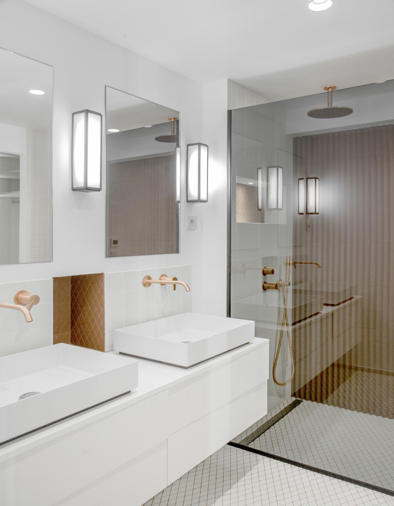 Стильный дизайн: ванная комната в современном стиле с плоскими фасадами, белыми фасадами, душем без бортиков, коричневой плиткой, белыми стенами, настольной раковиной, белым полом, белой столешницей и подвесной тумбой - последний тренд