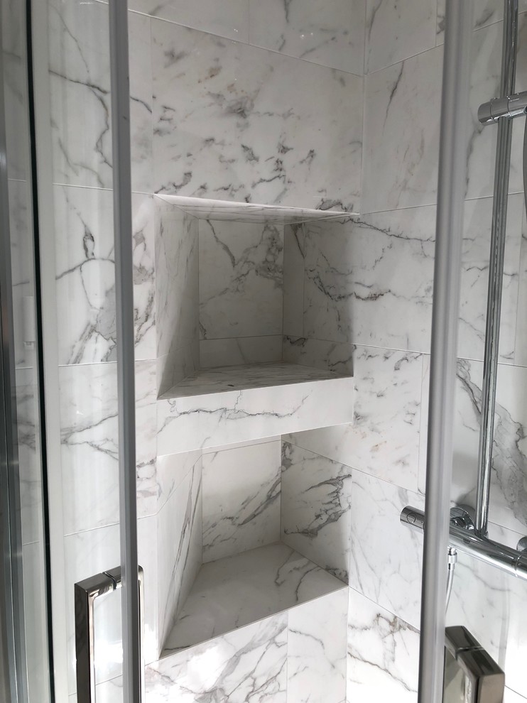 Réalisation d'une grande salle d'eau design en bois foncé avec une douche d'angle, un carrelage blanc, du carrelage en marbre, un sol en marbre, une grande vasque, un sol blanc et une cabine de douche à porte coulissante.