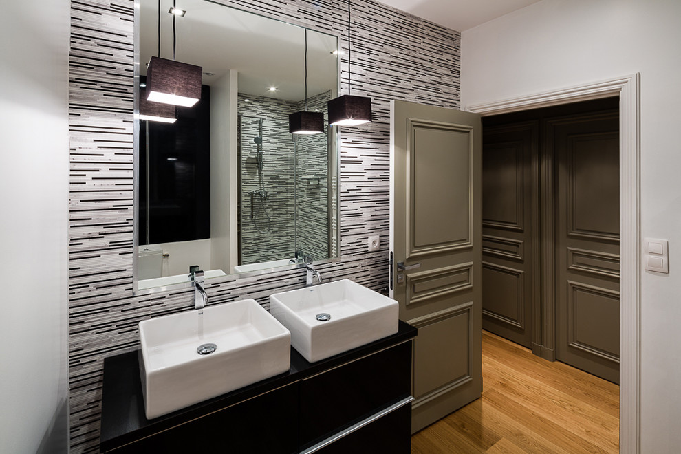Exemple d'une salle de bain principale tendance de taille moyenne avec un carrelage noir et blanc, des carreaux de céramique, parquet clair, un lavabo posé et un plan de toilette en bois.