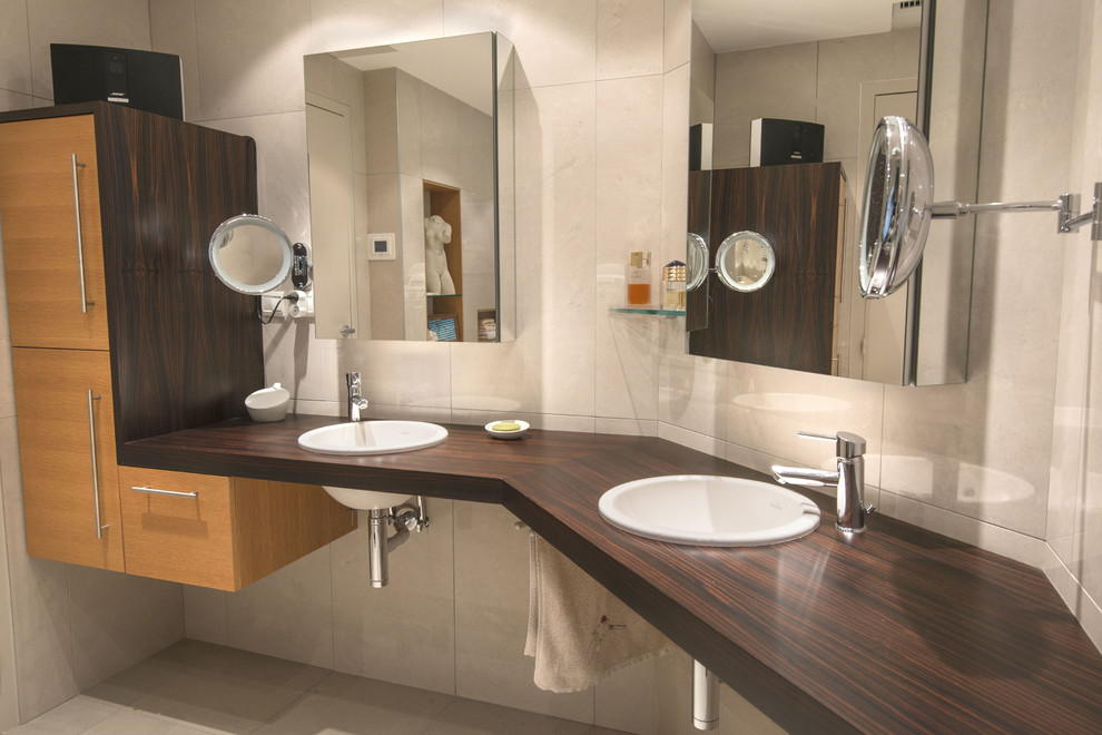 リヨンにある高級な中くらいなコンテンポラリースタイルのおしゃれなバスルーム (浴槽なし) (オープン型シャワー、白いタイル、白い壁、アンダーカウンター洗面器、白い床) の写真
