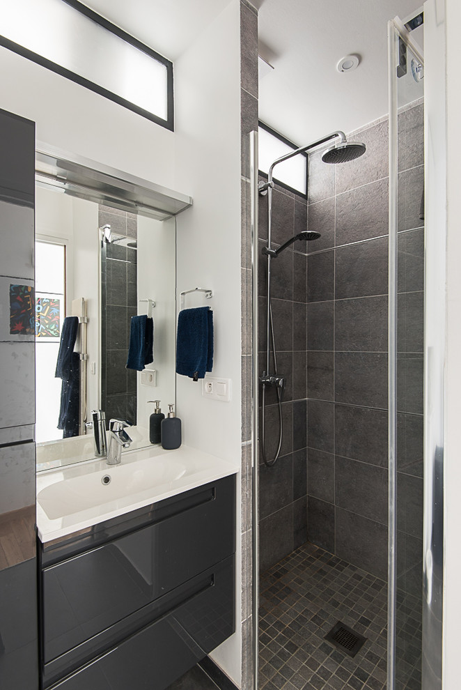 Inspiration för ett funkis vit vitt badrum med dusch, med grå kakel, skifferkakel, släta luckor, svarta skåp, ett badkar i en alkov, vita väggar och ett integrerad handfat