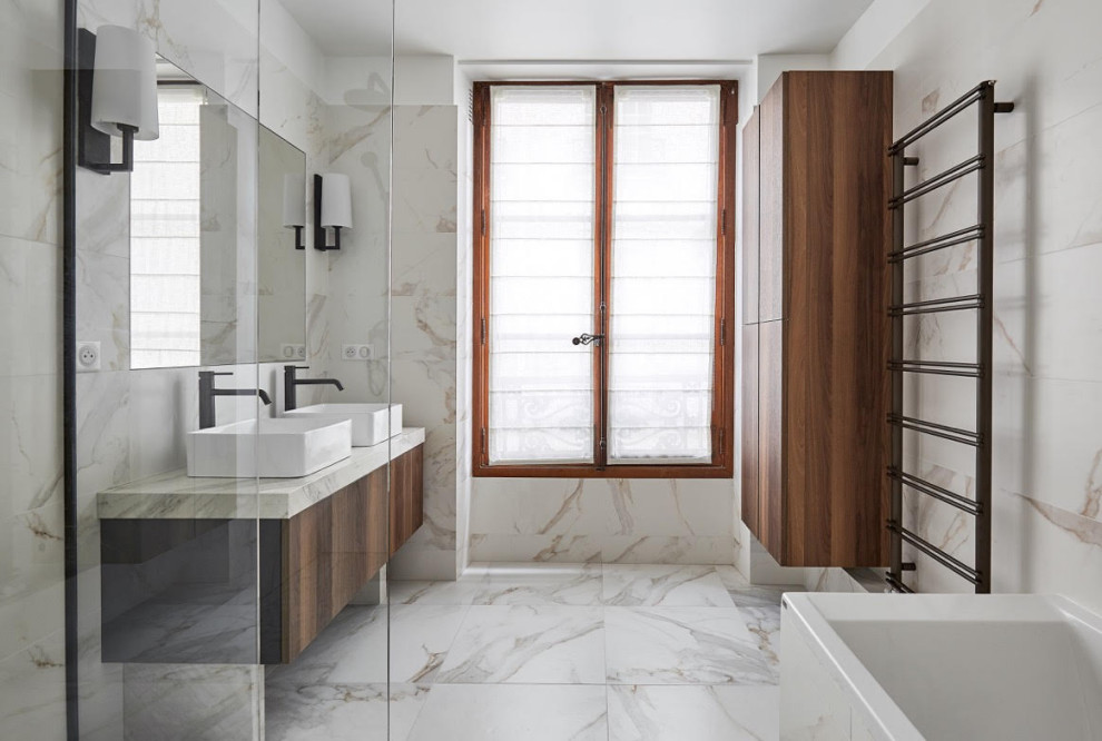 Inspiration for a contemporary bathroom remodel in Paris