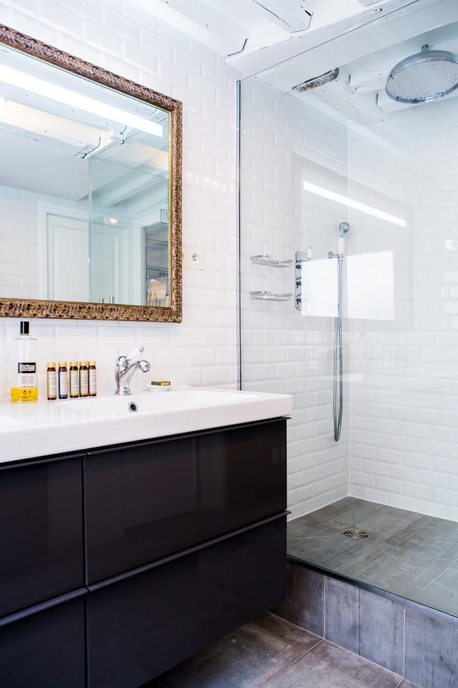 Ejemplo de cuarto de baño contemporáneo con aseo y ducha
